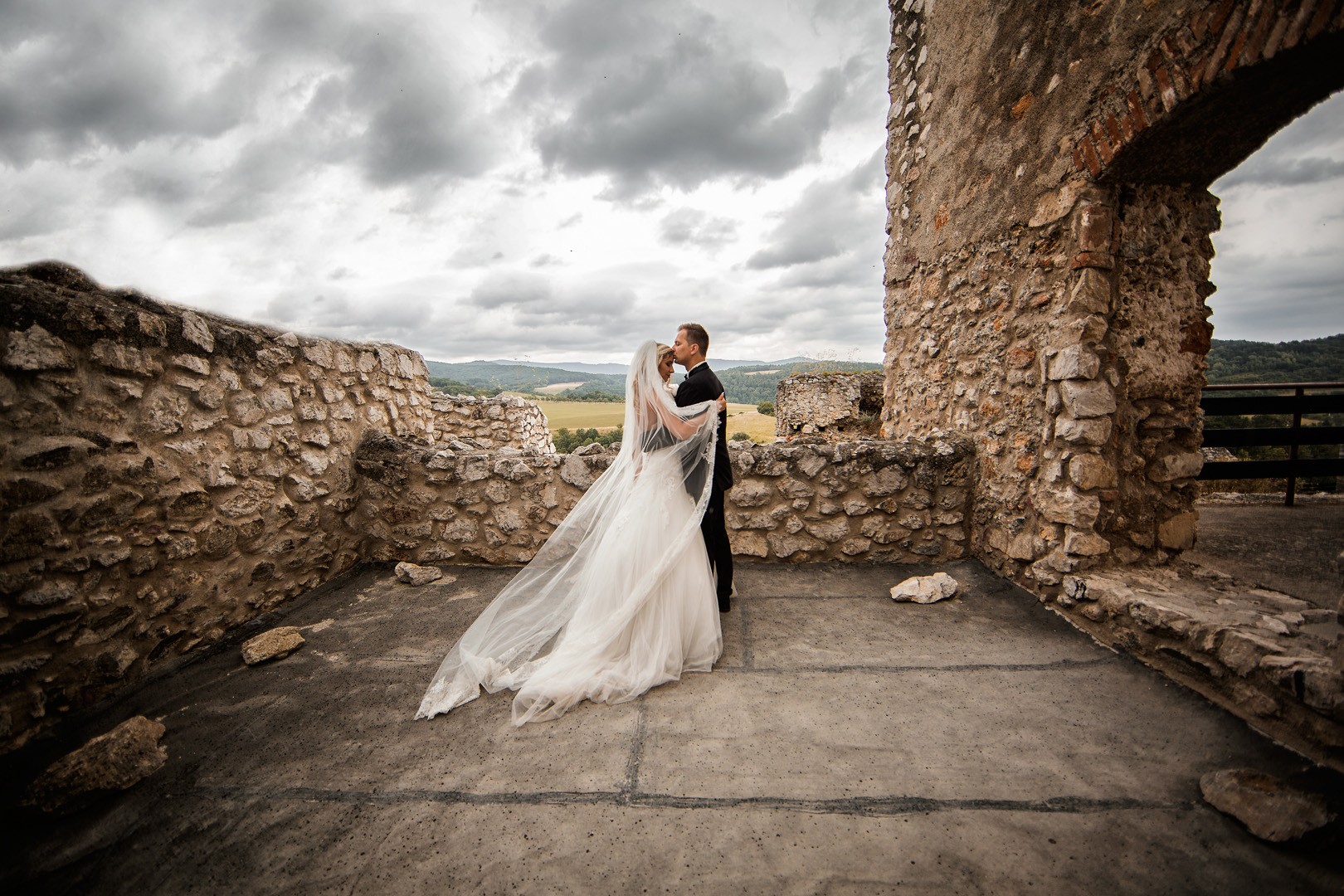 Svadobné fotgrafie Janky a Petra aj z prekrásneho hradu Beckov