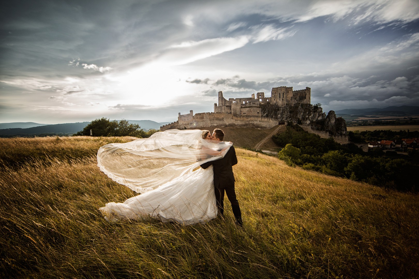 Svadobné fotgrafie Janky a Petra aj z prekrásneho hradu Beckov