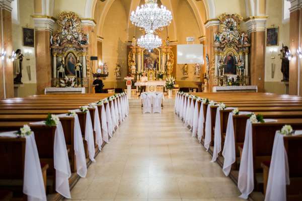 Svadobn&eacute; fotografie zo slovensko-talianskej svadby Mirky a Baldyho v kr&aacute;snom prostred&iacute; ka&scaron;tieľa Gbeľany