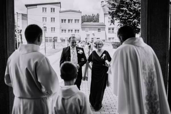 Svadobn&eacute; fotografie zo slovensko-talianskej svadby Mirky a Baldyho v kr&aacute;snom prostred&iacute; ka&scaron;tieľa Gbeľany