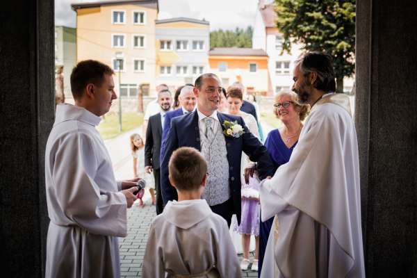 Svadobn&eacute; fotografie zo slovensko-talianskej svadby Mirky a Baldyho v kr&aacute;snom prostred&iacute; ka&scaron;tieľa Gbeľany
