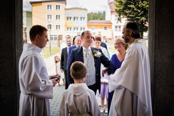 Svadobné fotografie zo slovensko-talianskej svadby Mirky a Baldyho v krásnom prostredí kaštieľa Gbeľany