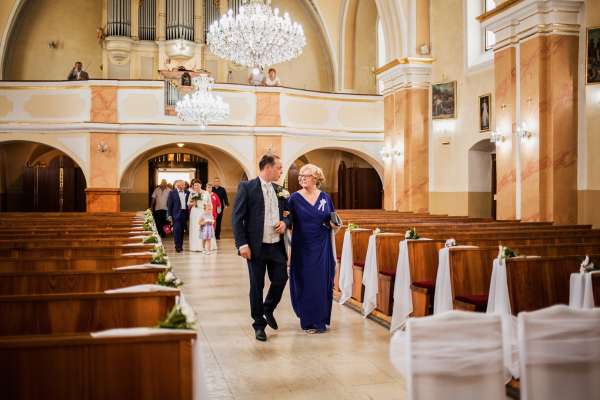 Svadobn&eacute; fotografie zo slovensko-talianskej svadby Mirky a Baldyho v kr&aacute;snom prostred&iacute; ka&scaron;tieľa Gbeľany