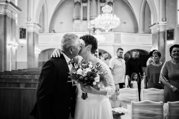 Svadobn&eacute; fotografie zo slovensko-talianskej svadby Mirky a Baldyho v kr&aacute;snom prostred&iacute; ka&scaron;tieľa Gbeľany