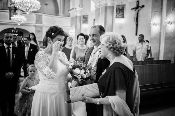 Svadobn&eacute; fotografie zo slovensko-talianskej svadby Mirky a Baldyho v kr&aacute;snom prostred&iacute; ka&scaron;tieľa Gbeľany