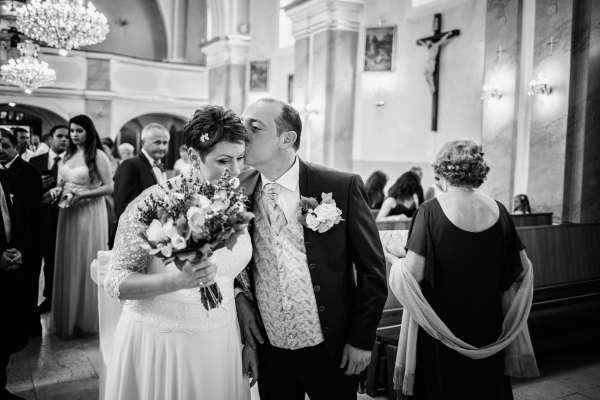 Svadobn&eacute; fotografie zo slovensko-talianskej svadby Mirky a Baldyho v kr&aacute;snom prostred&iacute; ka&scaron;tieľa Gbeľany
