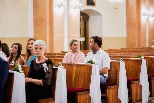 Svadobn&eacute; fotografie zo slovensko-talianskej svadby Mirky a Baldyho v kr&aacute;snom prostred&iacute; ka&scaron;tieľa Gbeľany