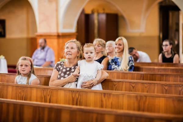 Svadobn&eacute; fotografie zo slovensko-talianskej svadby Mirky a Baldyho v kr&aacute;snom prostred&iacute; ka&scaron;tieľa Gbeľany