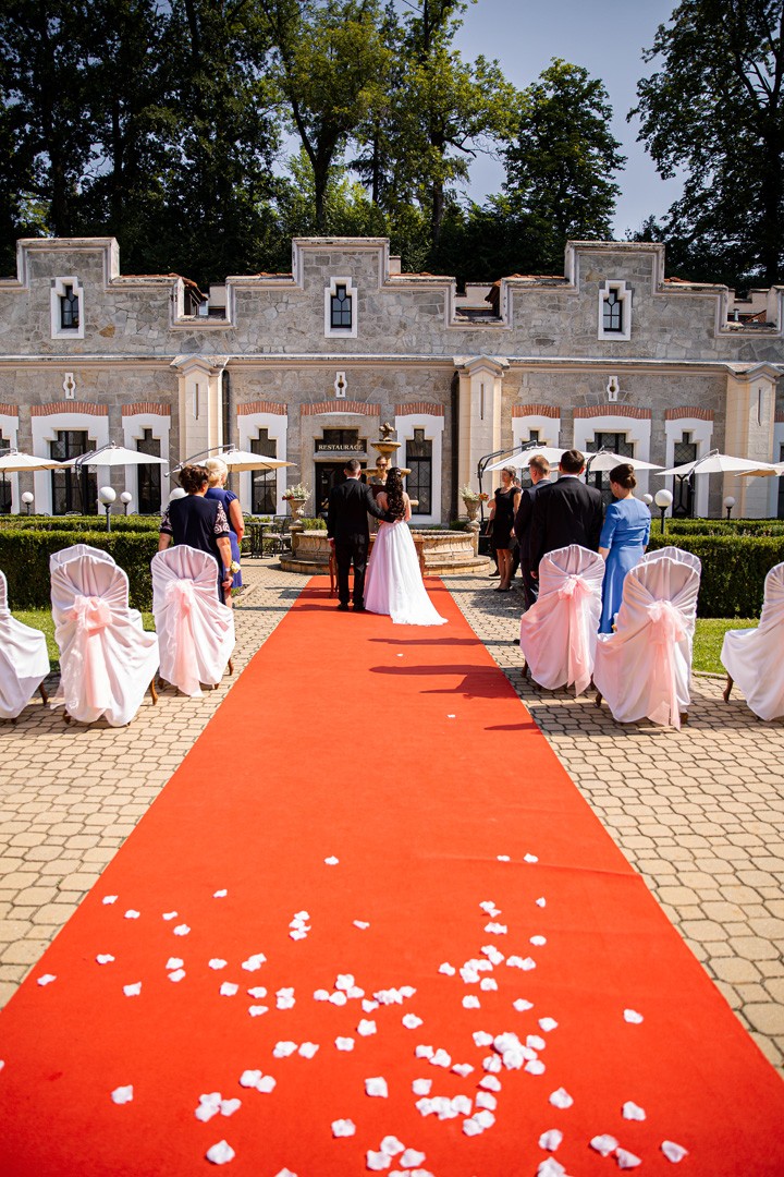 Picturesque dream wedding of Kloudy & Michal in Hluboká nad Vltavou. - 0159.jpg